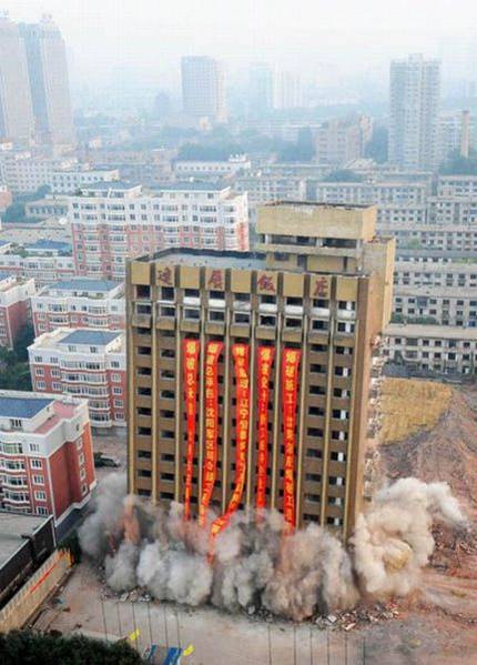 Снесение дома в Китае (7 фото)