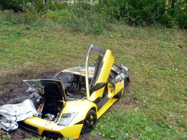 Lamborghini столкнулся и сгорел